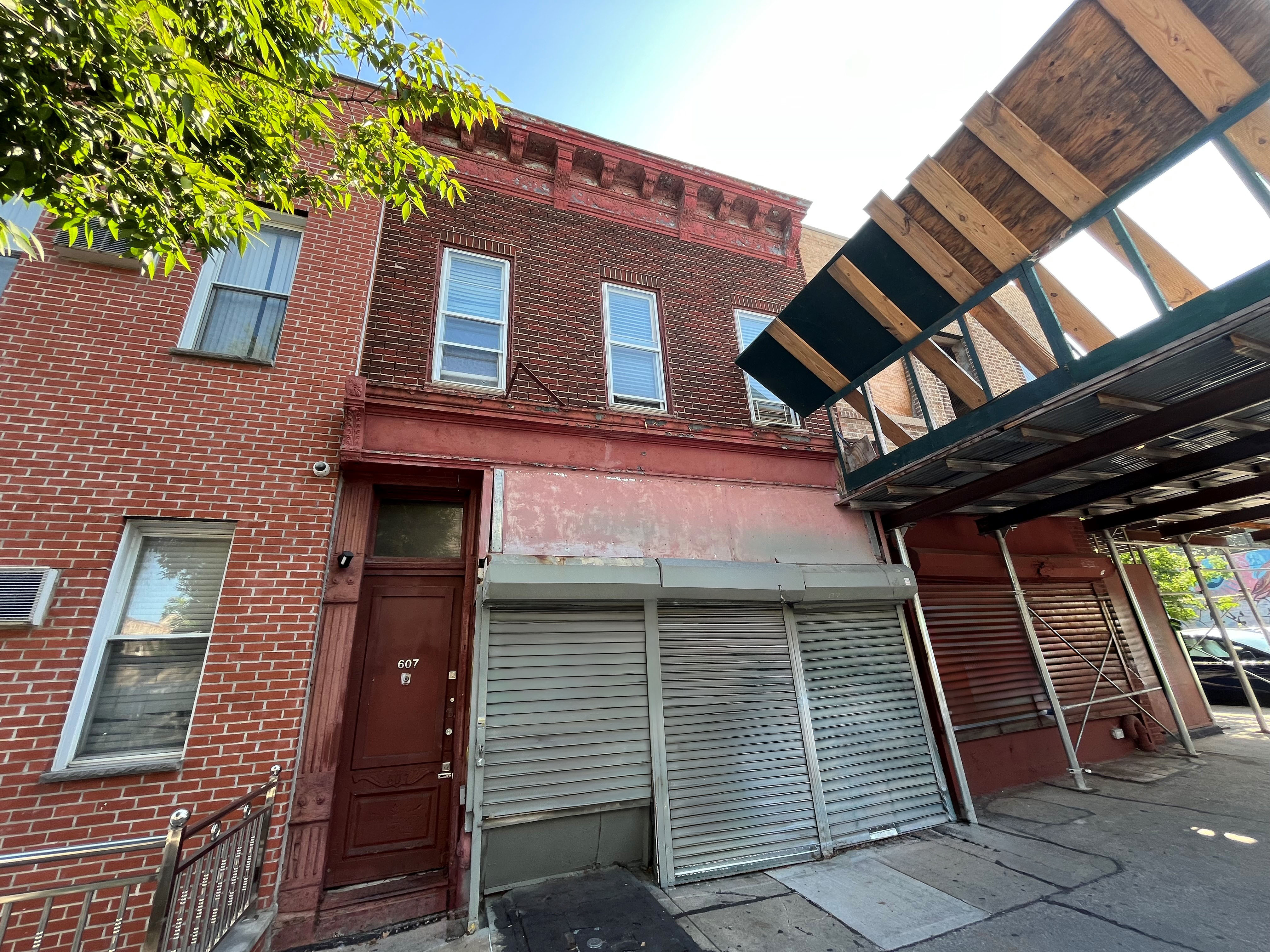ブルックリン横町 7.6% Cap Rate for Vacant Free-Market Mixed-Use Building | Bushwick